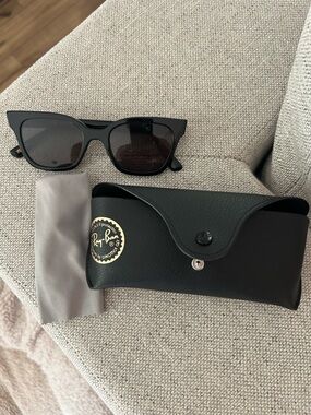 Ray-Ban Black Cat-Eye Sunglasses with Black Case and Gray Cloth